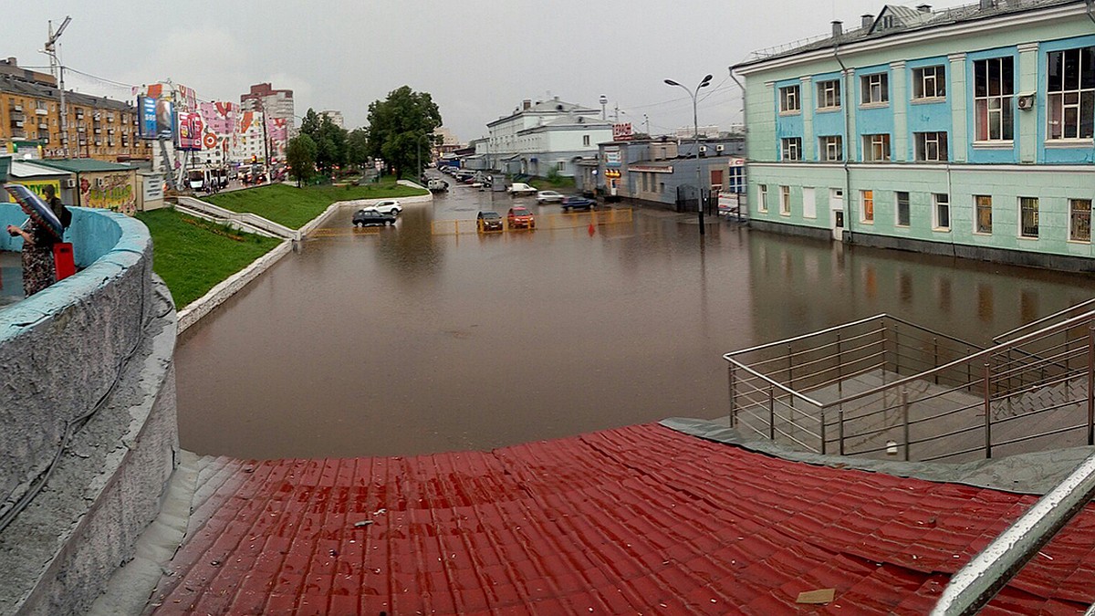 Ливень в Кирове: затопленные центральные улицы, машины под водой, Филейка  без света - KP.RU