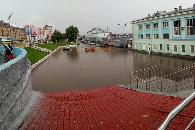 Ливень в Кирове: затопленные центральные улицы, машины под водой, Филейка без света
