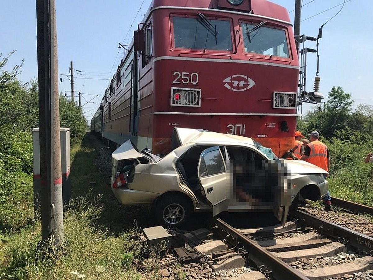 Страшное ДТП на железной дороге: поезд «Уфа-Новороссийск» протаранил  легковушку - KP.RU