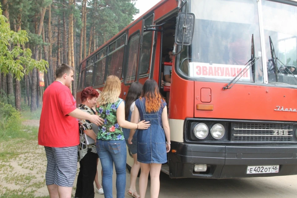 Детей эвакуировали из лагеря на автобусах