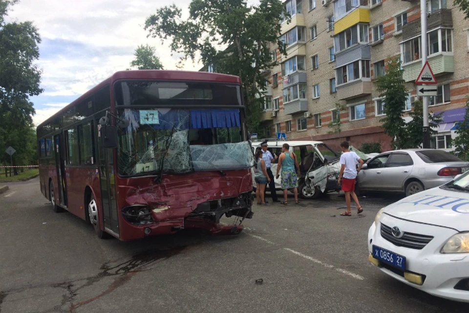 Два человека попали в реанимацию после страшного ДТП в Хабаровске