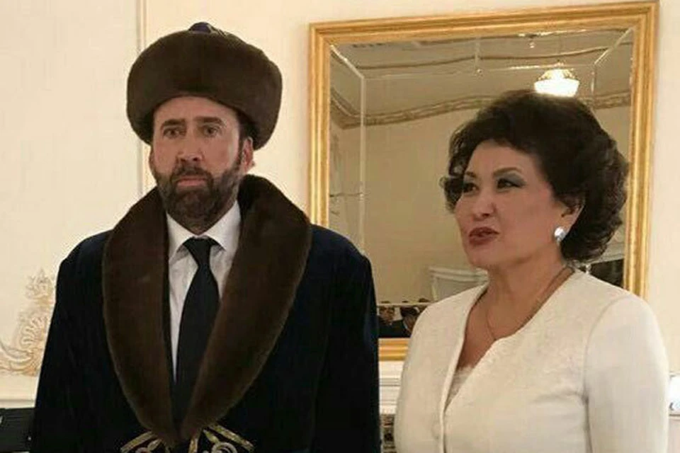 По лицу Кейджа словно понять, насколько ему нравится его образ. Фото: twitter.com/nourlnews