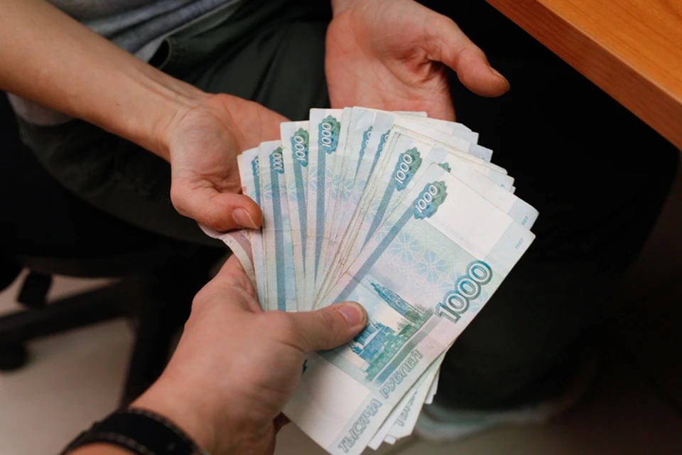 В момент задержания сотрудник прокуратуры получал от посредника около 400 тысяч рублей - это часть взятки, которая ему предназначалась