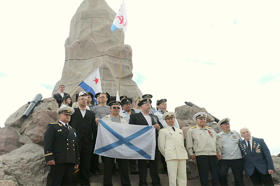 У памятника погибшим морякам броненосца «Русалка» собрались флотские ветераны и участники Великой Отечественной войны.