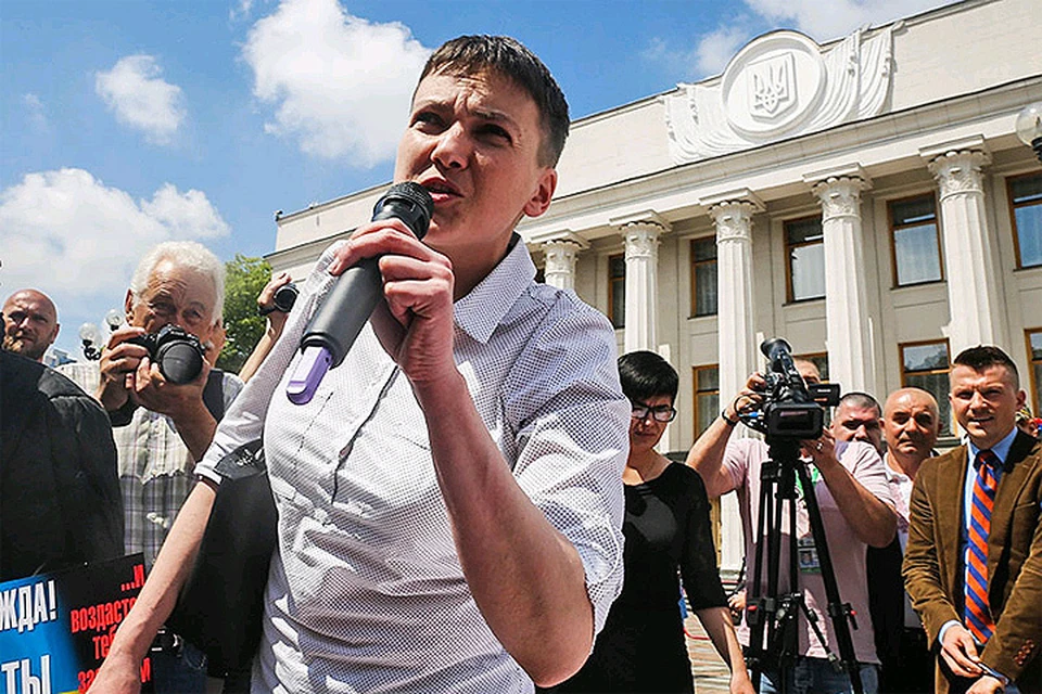 Надежда Савченко у стен Верховной рады.