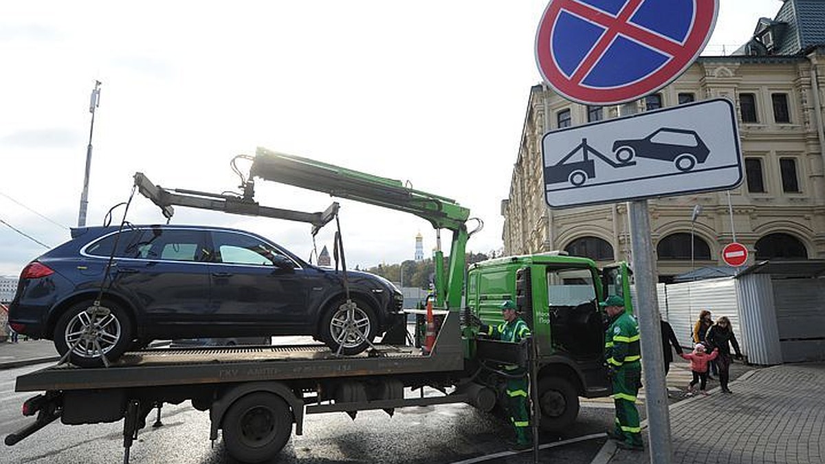 Пока эвакуатор не тронулся, машину можно вернуть на место - KP.RU