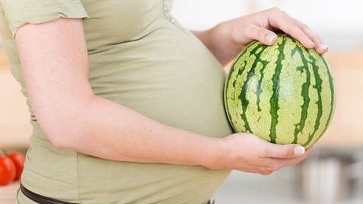 Можно или нельзя во время беременности есть арбуз, чем он полезен и вреден?
