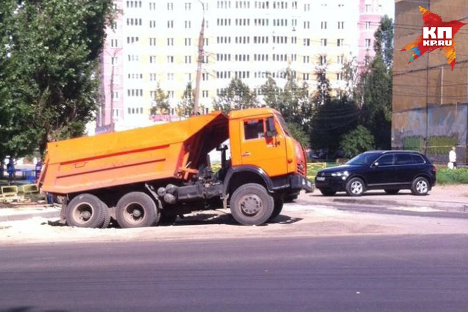 КамАЗ провалился под асфальт на Мещере. Фото: Антон Шигин