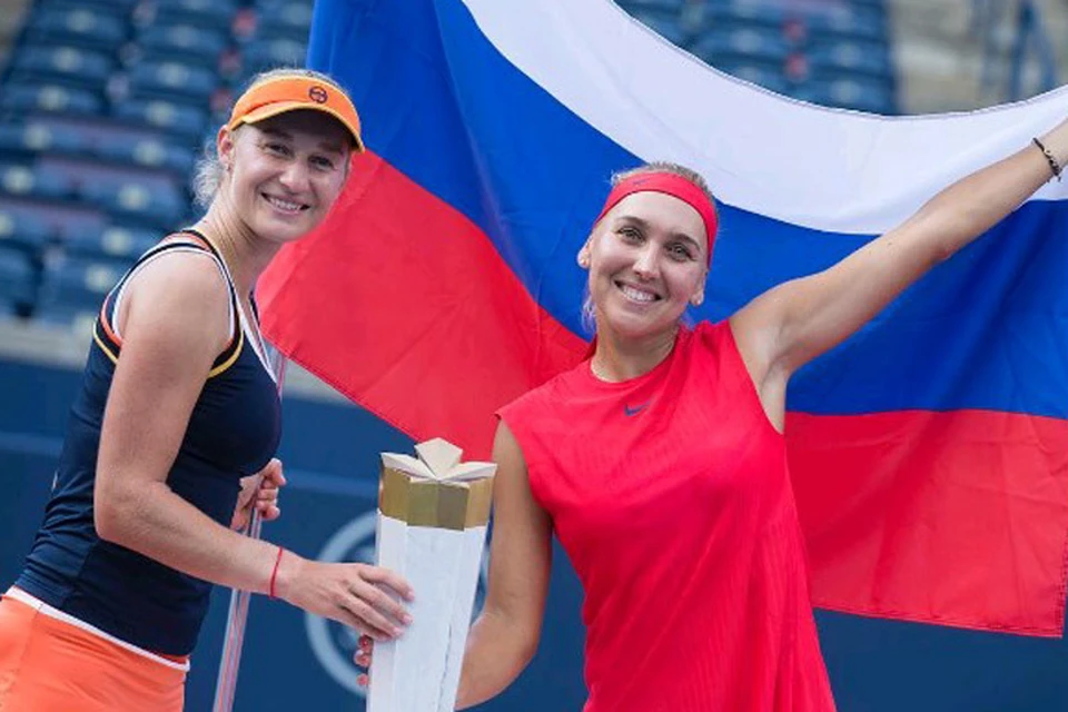 Екатерина Макарова и Елена Веснина c главным трофеем парного турнира в Торонто. ФОТО: Инстаграм турнира