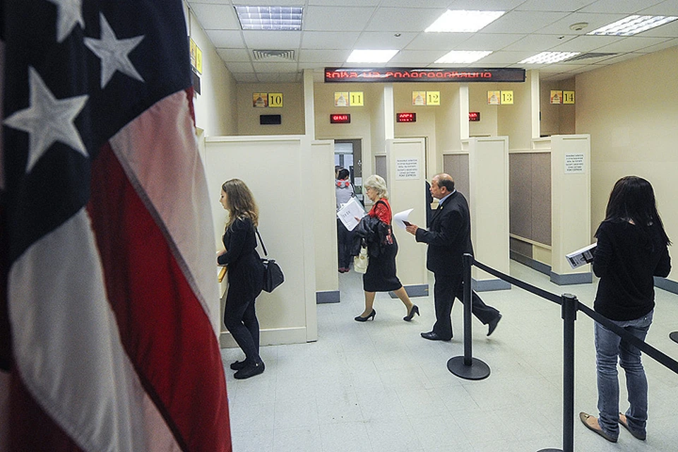 Во время регистрации в консульском отделе посольства США в Москве. Фото ИТАР-ТАСС/ Александра Мудрац
