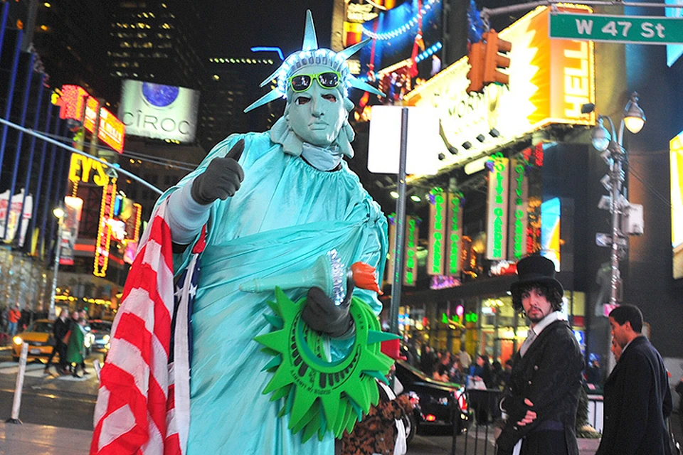 Человек в костюме статуи свободы на Манхэттене.