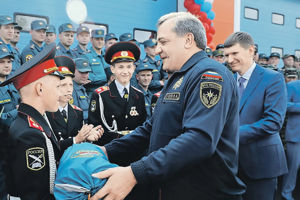 Владимир Пучков подарил кадетам туристическую палатку. Фото: Пресс-служба МЧС России