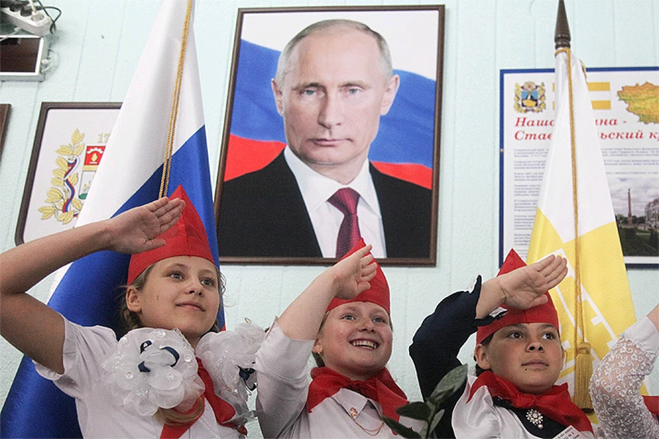 Путин в пионерском галстуке фото