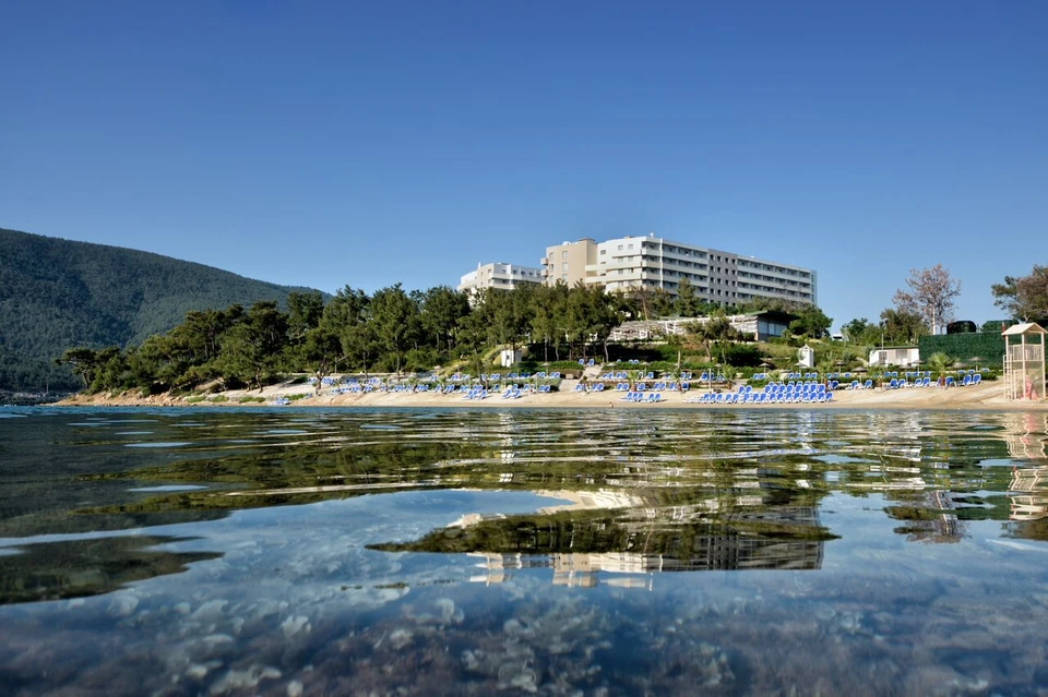 Отель La Blanche Island занимает полуостров Пина в бухте Гюверджинлик. Фото: Международная медиа организация Global Connection