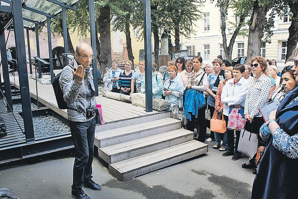 Гид Сергей Рахманинов собирает группы и по 250 человек! Фото: Алена МАРТЫНОВА
