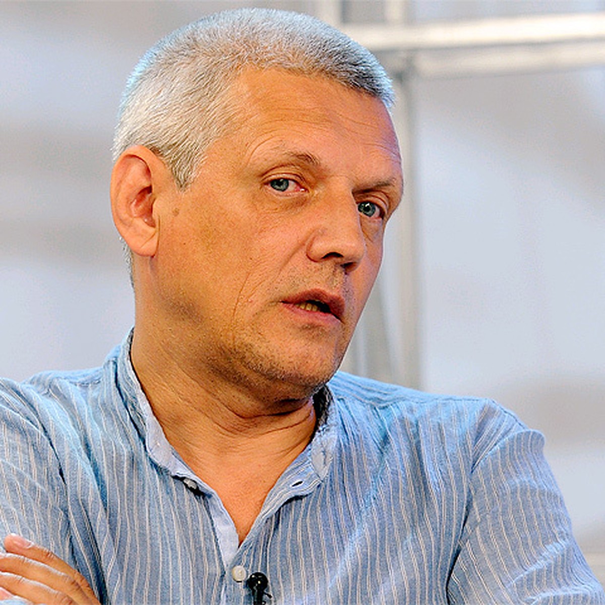 Ол оның юбкасын көтеріп, оның кискасын көрсетті.