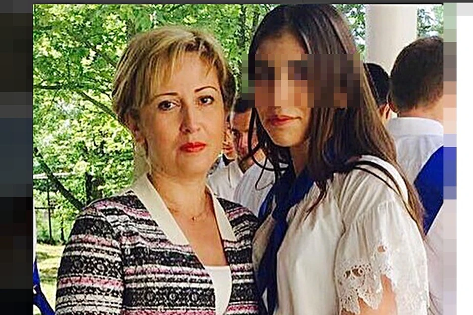 Светлана Паранук с дочерью на выпускном