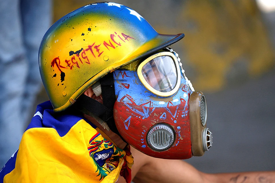 Участник антиправительственных беспорядков в столице Венесуэлы.