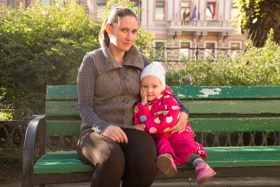 Наталья и ее маленькая Вероника живут теперь на пособие по инвалидности.