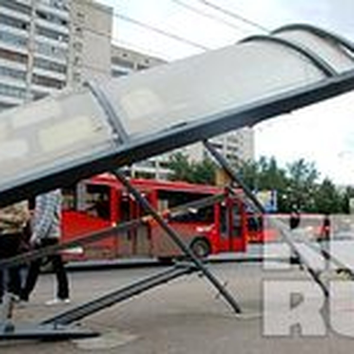 В Казани автобус вылетел на остановку - KP.RU