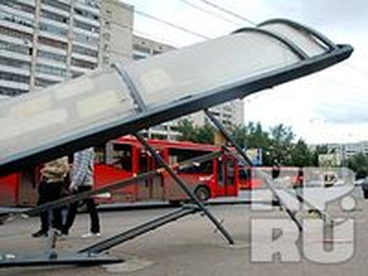 В Казани автобус вылетел на остановку - KP.RU