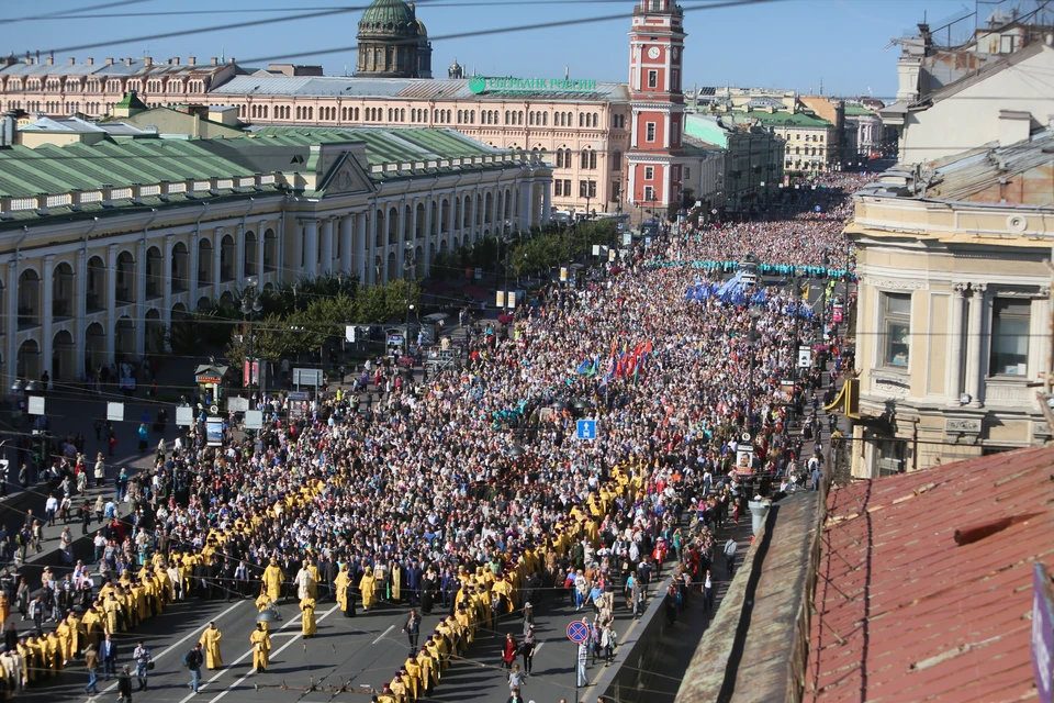 Крестный ход в Петербурге в честь перенесения мощей святого Александра Невского