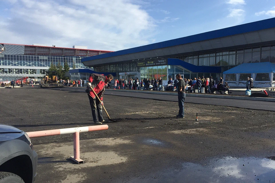 В аэропорту эвакуация, людей не выпускают из самолетов. Фото: Виктор ТОРЕТО