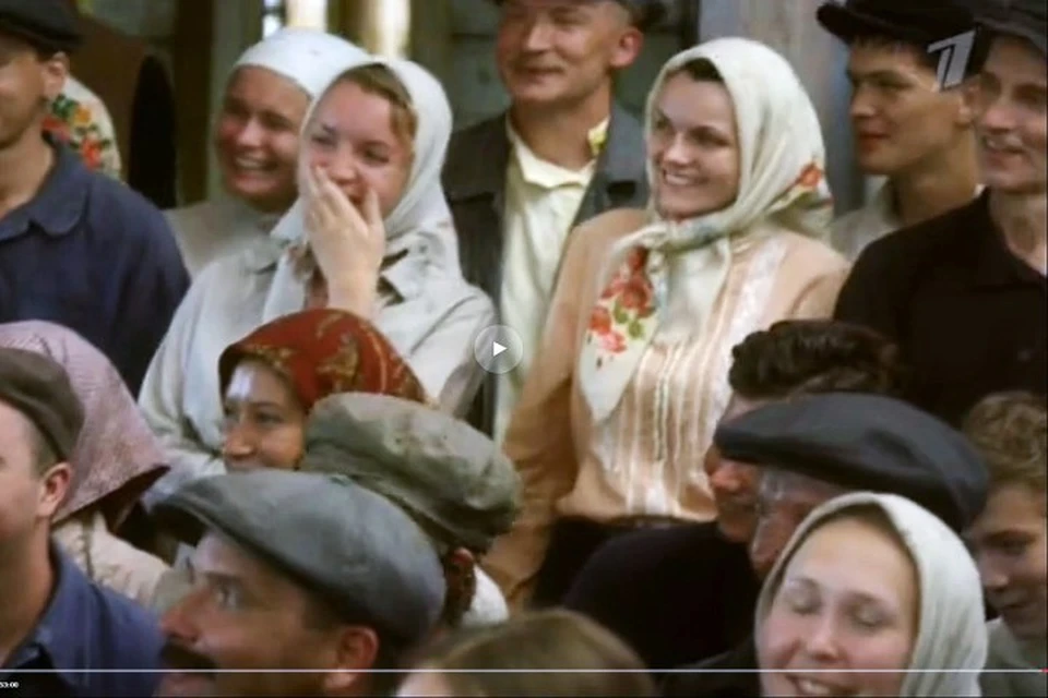 Ирина крайняя слева в верхнем ряду. Кадр из телесериала.