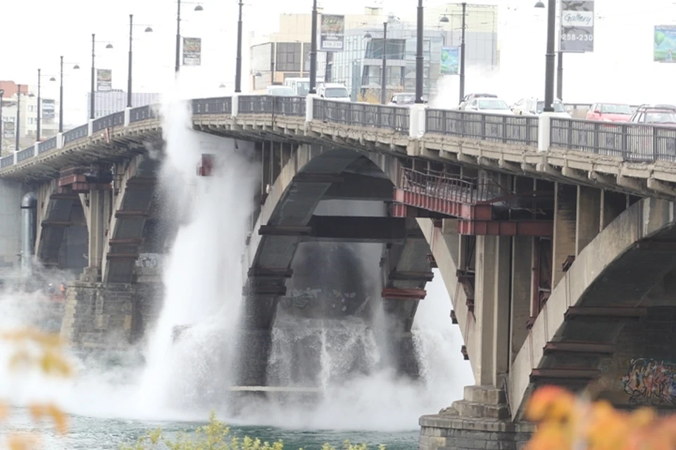Водопад появился из-за прорыва труб на мосту в Иркутске