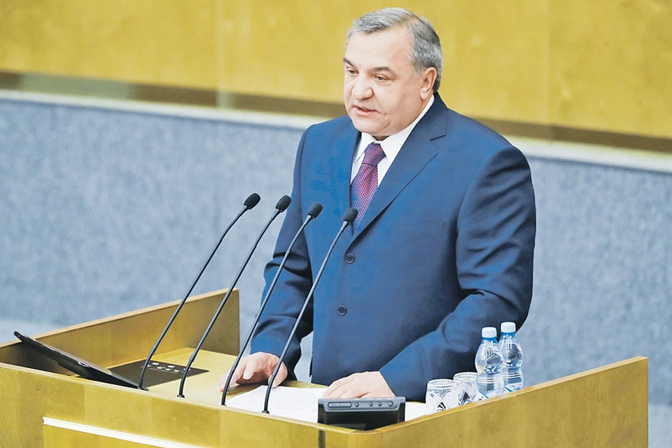Владимир Пучков на «правительственном часе» во время доклада в Госдуме. Фото: Сергей САВОСТЬЯНОВ