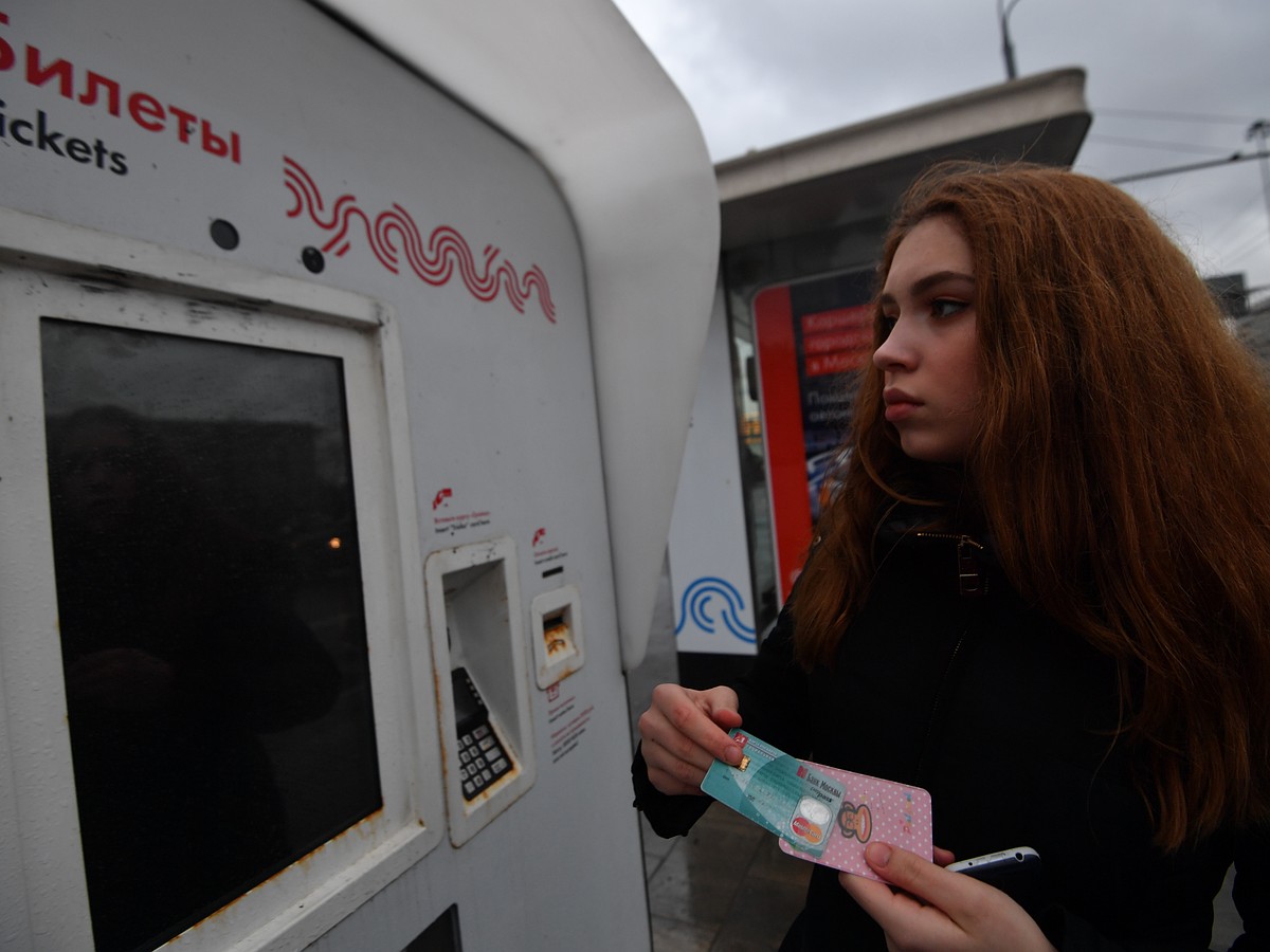 Московские школьники и студенты могут ездить на столичном транспорте по  специальным картам - KP.RU