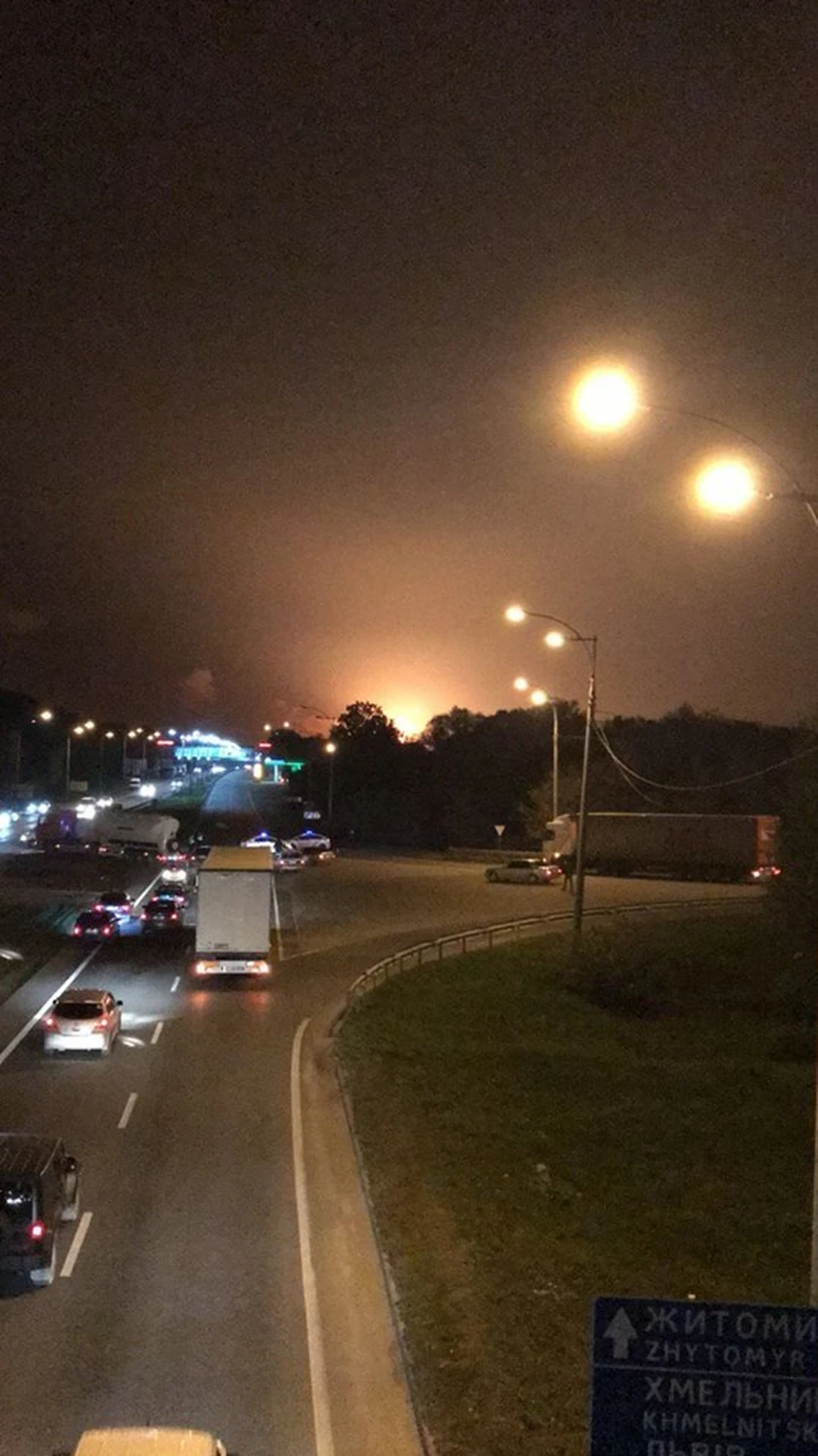 Зарево от взрывов видно на многие километры. Фото facebook.com