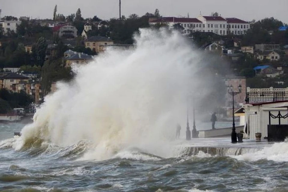 В Крыму с 25 сентября действует режим штормового предупреждения – скорость ветра достигает 25-27 метров в секунду.