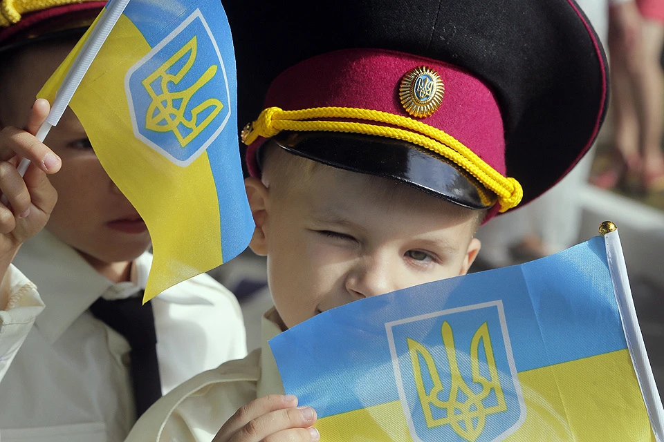 Линейка в честь Дня знаний в центре Киева. Украинский флаг в руках у воспитанника кадетского корпуса.