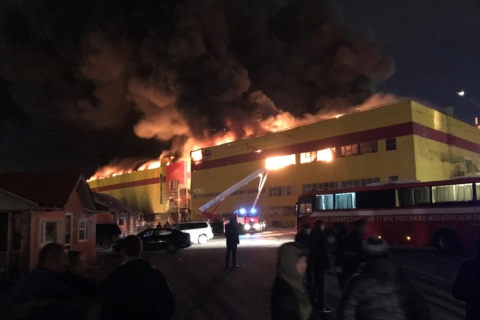 С пожаром в торговом центре "Синдика" не могли справиться несколько часов
