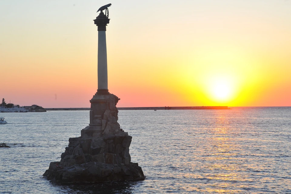 Знаменитый памятник затопленным кораблям в Севастополе - один из символов на новых купюрах.