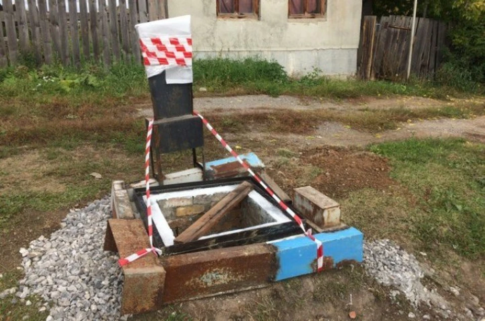 Борис Бароев просто хотел оградить людей от опасности, установив памятник на колодец. Фото: социальные сети/Подслушано в Сухом Логу