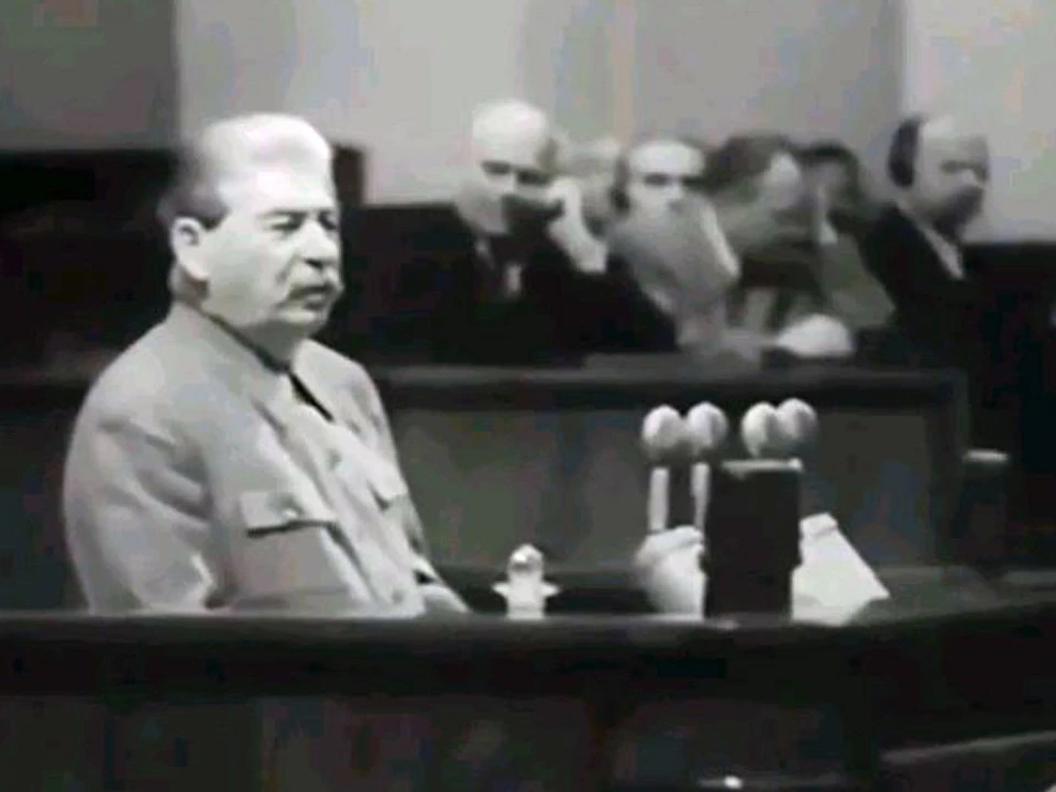 Иосиф Сталин во время выступления на трибуне 19-го съезда ВКП(б).
