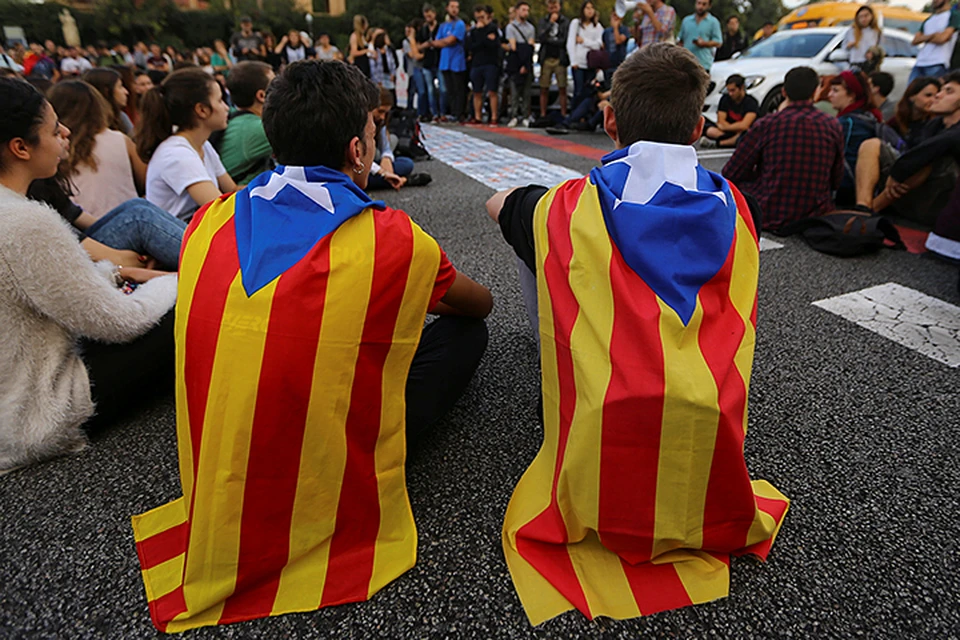 Tекшие по барселонским улицам нескончаемые реки каталонских флагов, в которые так полюбили заворачиваться демонстранты, голосующие за независимость, обмелели, сузились, а то и вовсе исчезли