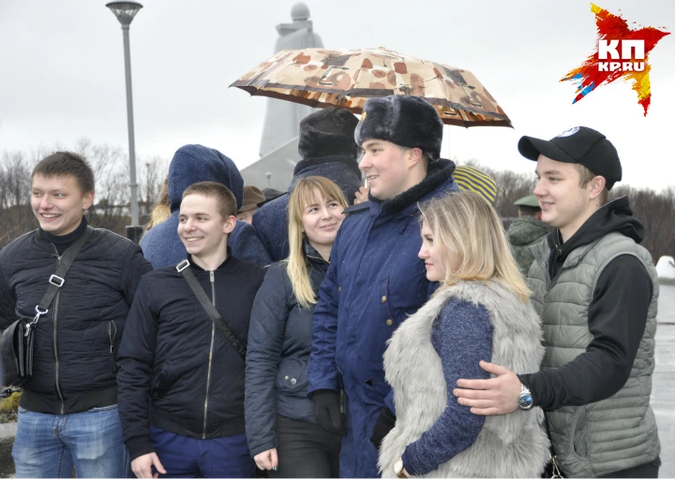 Игорь Худынцев вместе с друзьями после завершения церемонии
