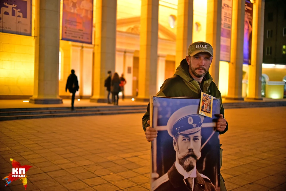 Координатор православного направления «НОД» Михаил Лебедин встречал зрителей перед кинотеатром «Победа».