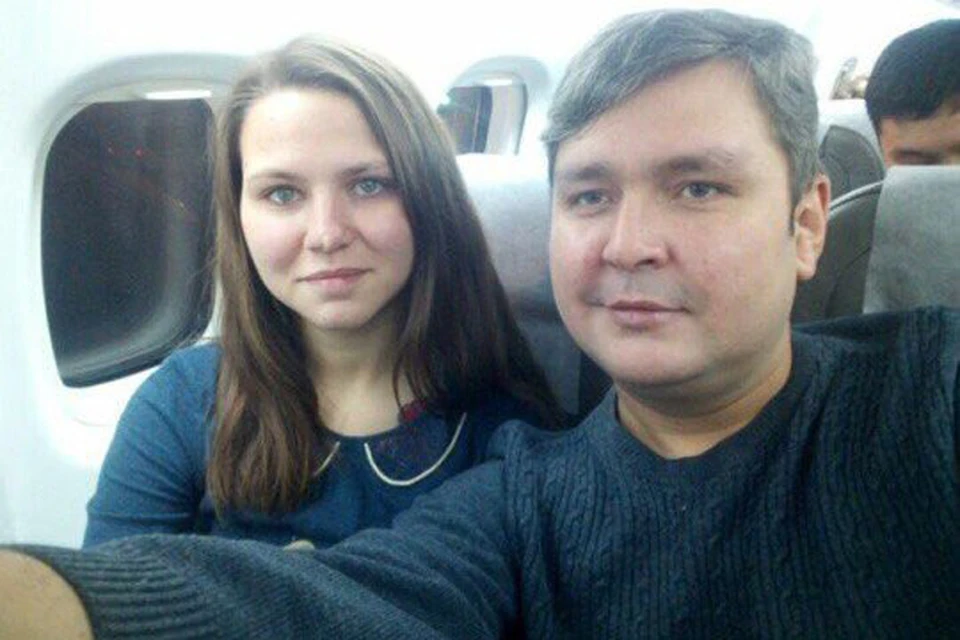 Ксюша Смирнова уже улетела на самолете в Москву на съемки ток-шоу.