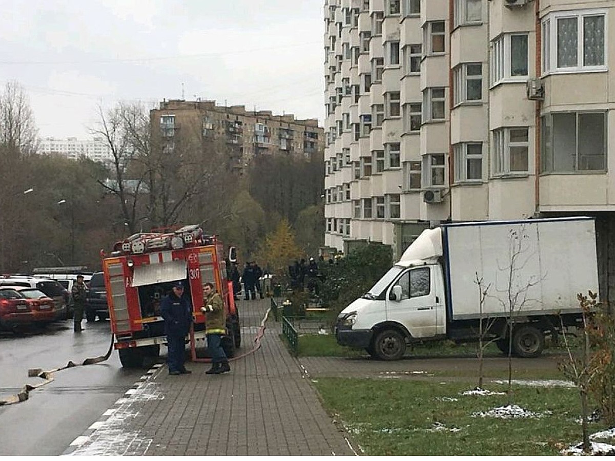 Найденную в Балашихе взрывчатку саперы вынесли из жилого дома в специальном  контейнере - KP.RU