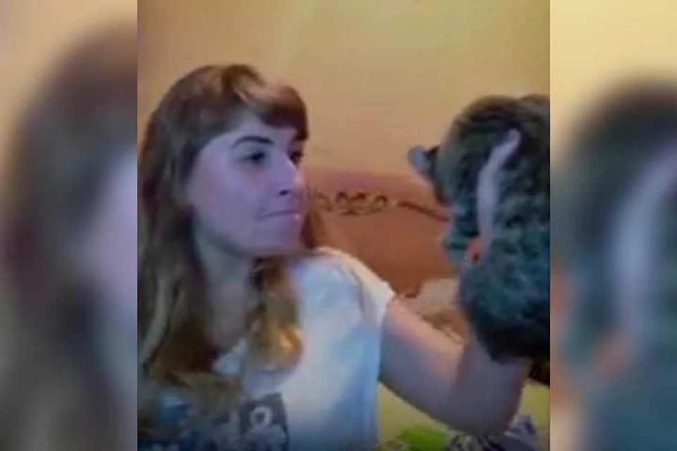 Девушка не только била кота, но и орала на него матом. Фото: стоп-кадр видео
