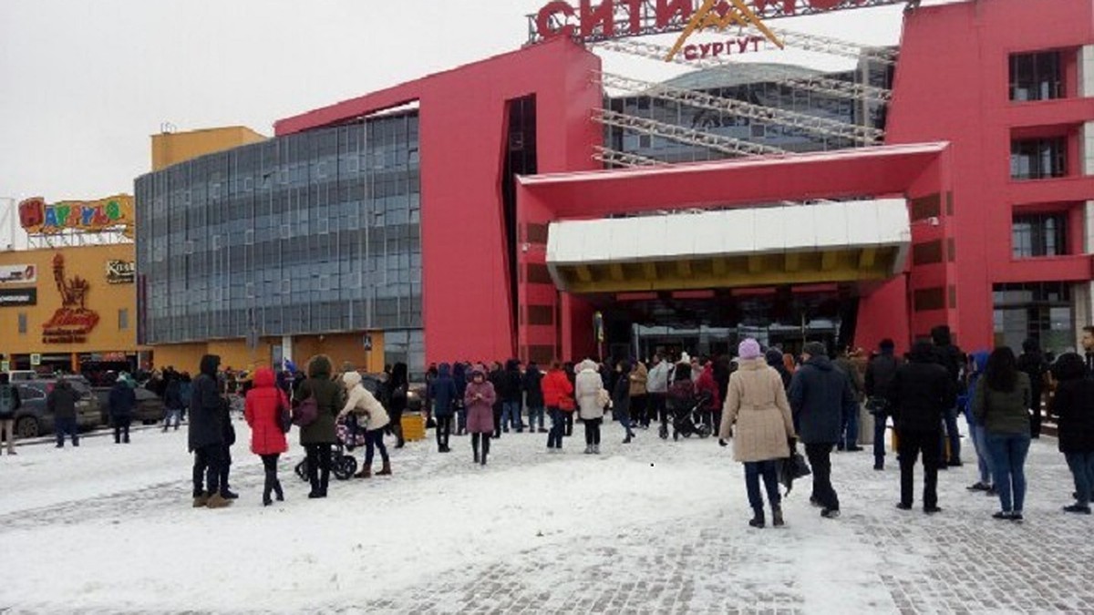 Массовая эвакуация в Югре: в Сургуте и Нижневартовске опустели школы, ТРЦ и  больницы - KP.RU