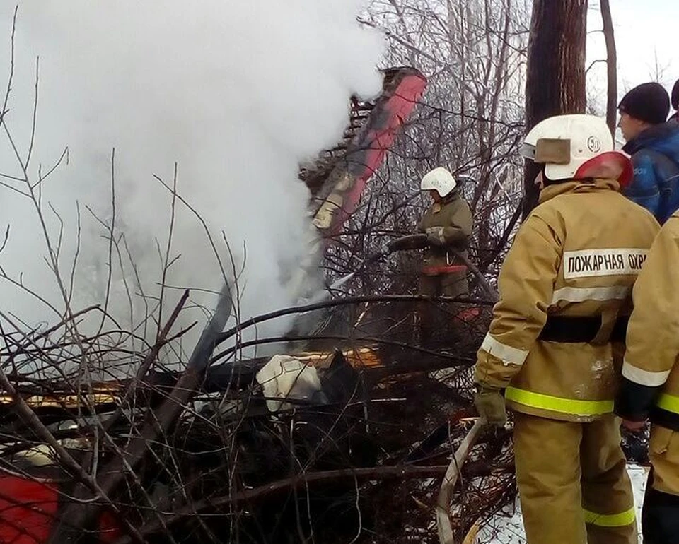 После падения в самолете начался пожар. Фото: Пресс-служба Амурского центра ГЗ и ПБ.