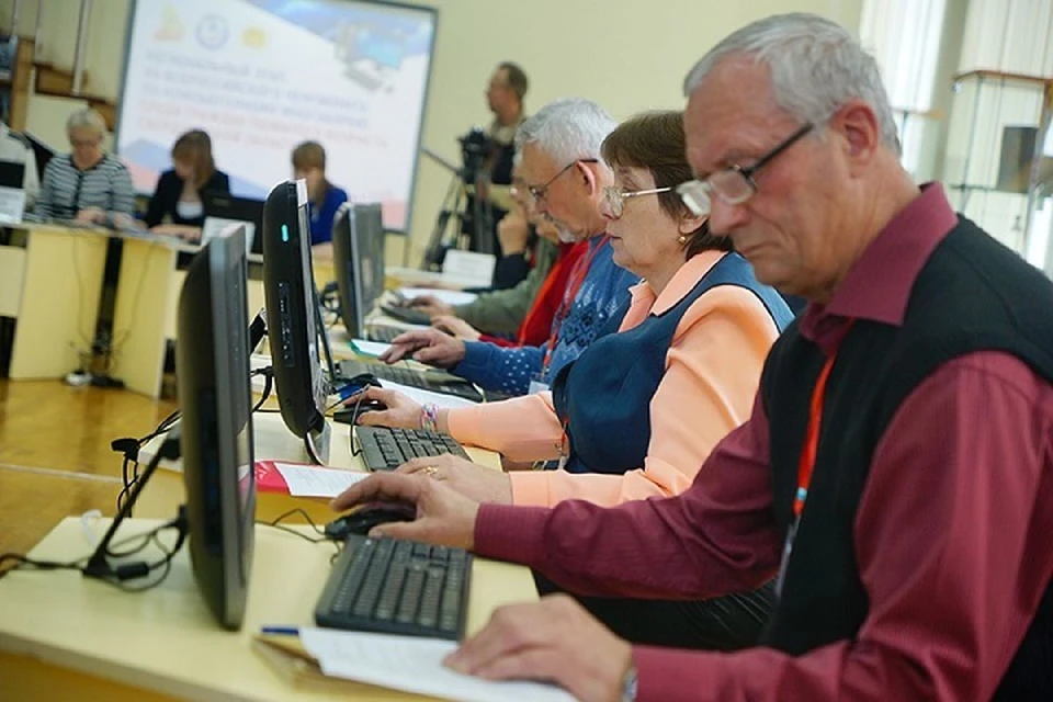 Обучение компьютерной грамотности на бесплатных курсах при ПФР прошли более 100 тысяч пенсионеров.
