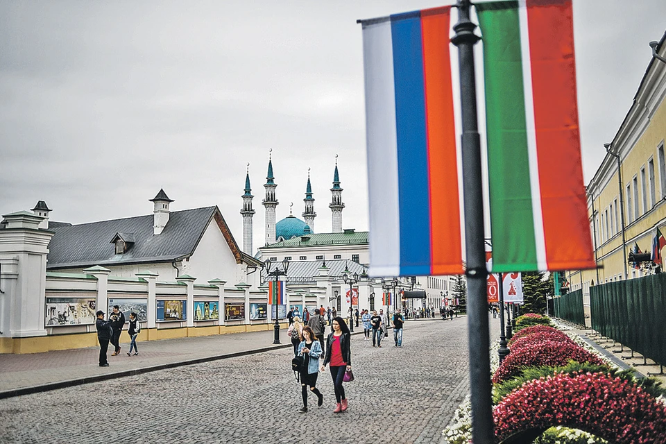 В Казанском кремле два государственных флага - России и Татарстана. И речь звучит на двух языках...