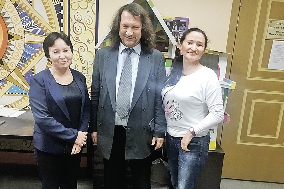 Директор лучшей казанской школы Павел Шмаков вместе с учительницами татарского языка. Шмаков отказался их увольнять посреди учебного года.