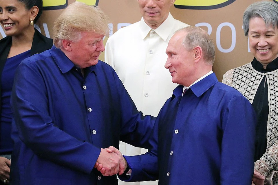 Владимир Путин и Дональд Трамп встретились на церемонии фотографирования и перед снимком пожали друг другу руки. ФОТО Михаил Климентьев/пресс-служба президента РФ/ТАСС